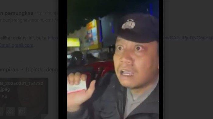 POLISI DIGEREBEK WARGA - Oknum polisi menunjukkan kartu tanda anggota (KTA) saat digerebek warga di Telaga Mas Semarang. Dua anggota polisi diduga melakukan pemerasan kepada pasangan kekasih yang berada di dalam mobil.