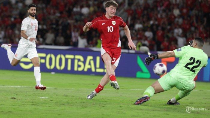 TIMNAS INDONESIA - Pesepak bola Timnas Indonesia Ole Romeny menendang bola ke gawang Bahrain dalam babak kualifikasi Piala Dunia 2026 Zona Asia di Stadion Utama Gelora Bung Karno, Senayan, Jakarta, Selasa (25/3/2025). Postingan Oxford United. TRIBUNNEWS/IRWAN RISMAWAN