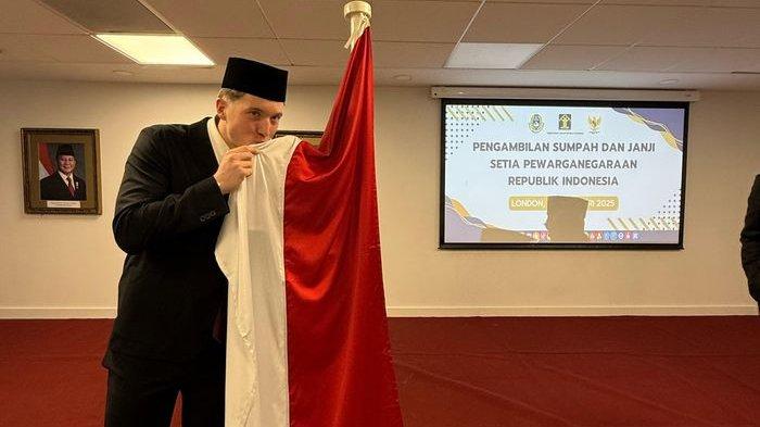 SAH JADI WNI - Ole Romeny resmi menjadi WNI setelah dilakukan pengambilan sumpah di London, Inggris pada Sabtu (8/2/2025).