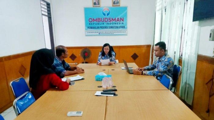 Ombudsman RI perwakilan Sumatra Utara meminta klarifikasi terhadap orang tua MSF Coky Indra terkait siswi kelas XI SMA Negeri 8 yang tidak naik kelas usai orang tuanya melaporkan dugaan pungli di sekolah tersebut di kantor Ombudsman Sumut, Rabu (26/6/2024).