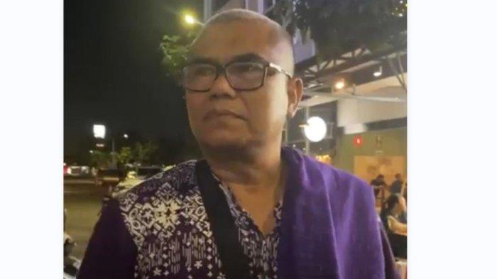 PENUMPANG SAUDI ARABIAN: Otong Zailani salah satu penumpang pesawat Saudi Arabian ketika diwawancarai wartawan bagaimana mereka dievakuasi dan keluar dari dalam pesawat setelah mendarat darurat di Bandara Kualanamu karena ada ancaman bom, Selasa (17/6/2025).