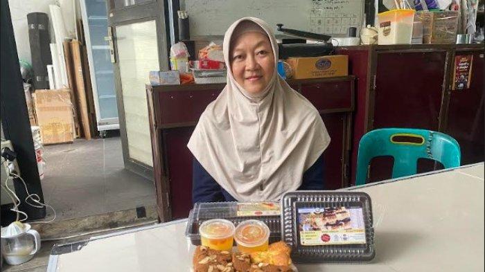 Owner Dapoer Lili, Lili Janti, saat ditemui di rumah produksi Dapoer Lili, Jalan Letda Sujono, Percut Sei Tuan, Deliserdang.