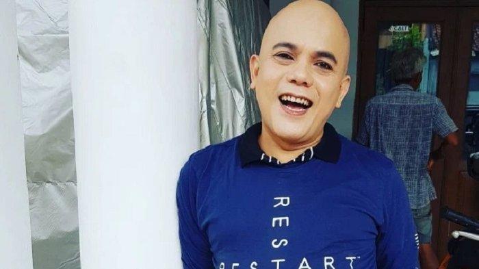 Ozy Syahputra berperan sebagai hantu dalam Si Manis Jembatan Ancol.