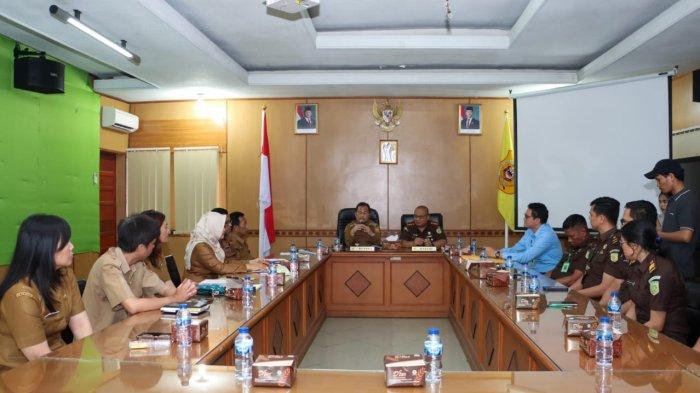 Pemerintah Kabupaten Dairi dalam hal ini Badan Pendapatan Daerah (Bapenda)  Kabupaten Dairi memberikan penghargaan kepada Kejaksaan Negeri Dairi atas kerjasama dalam optimalisasi peningkatan Pendapatan Asli Daerah (PAD) dari sektor Mineral Bukan Logam dan Batuan (MBLB) di Kabupaten Dairi Tahun 2024.