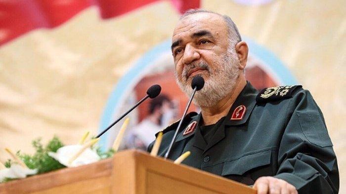 PANGLIMA TERTINGGI IRGC - Foto ini diambil dari media Pemerintah Iran IRNA pada Jumat (13/6/2025) yang menampilkan Panglima Tertinggi Korps Garda Revolusi Islam (IRGC) Mayor Jenderal Hossein Salami. Hossein Salami, dilaporkan tewas dalam serangan udara Israel yang menargetkan fasilitas nuklir dan instalasi militer Iran pada Jumat (13/6/2025) dini hari, waktu setempat. Profil dan sosok Mayor Jenderal Hossein Salami.