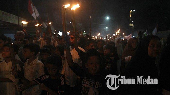 PAWAI OBOR RAMADAN- Sejumlah umat Islam mengikuti pawai obor menyambut Bulan Suci Ramadan di kawasan Masjid Raya, Medan, Rabu (26/2/2025). Pawai obor yang diikuti ratusan warga Sumatra Utara tersebut digelar dalam rangka menyambut Bulan Suci Ramadan 1446 Hijriah.
