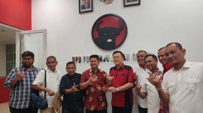 PDIP resmi menyerahkan surat tugas kepada Prof Ridha Dharmajaya sebagai calon walikota Medan. Penyerahan surat tugas itu diberikan oleh Ketua Bapilu DPD Sumut Mangapul Purba dan Ketua DPD PDIP Medan Hasyim, di kantor DPD PDIP Sumut, Sabtu (3/8/2024).