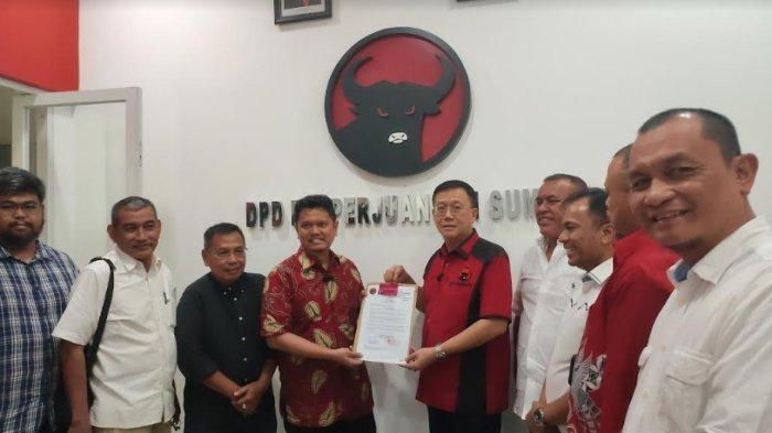 PDIP resmi menyerahkan surat tugas kepada Prof Ridha Dharmajaya sebagai calon walikota Medan. Penyerahan surat tugas itu diberikan oleh Ketua Bapilu DPD Sumut Mangapul Purba dan Ketua DPD PDIP Medan Hasyim, di kantor DPD PDIP Sumut, Sabtu (3/8/2024).