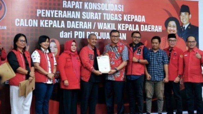 Sekretaris DPD PDIP Sumut sekaligus Plh Ketua DPC PDIP Deli Serdang, Soetarto menyerahkan Surat Tugas kepada Asri Ludin Tambunan untuk menjadi Calon Bupati Deli Serdang beberapa waktu lalu.