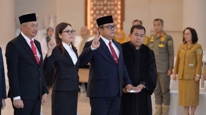 PEJABAT- Pelantikan 12 Pejabat Eselon II Pemprov Sumut. Topan Obaja Putra Ginting (tengah) diambil sumpah di Aula Raja Inal Siregar, Kantor Gubernur Sumut, Jalan Diponegoro, Senin (24/2/2025).