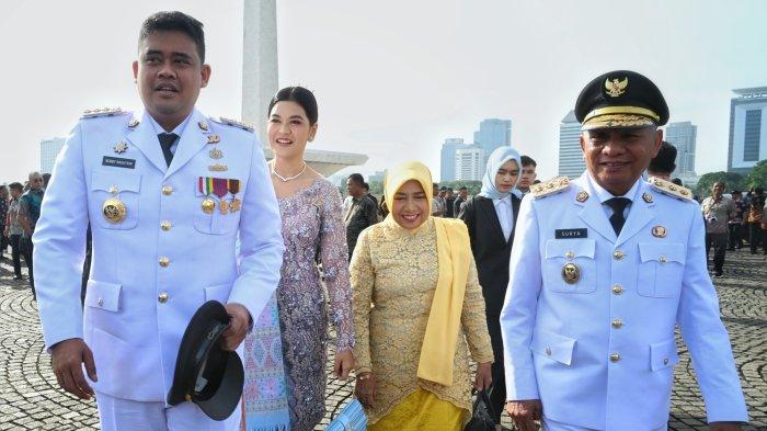 PELANTIKAN- Gubernur Sumut, Bobby Nasution bersama isterinya Kahiyang Ayu dan Wakil Gubernur Sumut Surya bersama isterinya Titiek Sugiharti saat tiba di kawasan Monas untuk berjalan memasuki halaman Istana Negara pada momen Pelantikan dan Pengambilan Sumpah Jabatan Gubernur dan Wakil Gubernur, Bupati dan Wakil Bupati, Walikota dan Wakil Walikota hasil Pilkada Serentak Tahun 2024 di Istana Negara, Jalan Veteran, Jakarta, Kamis (20/2/2025).