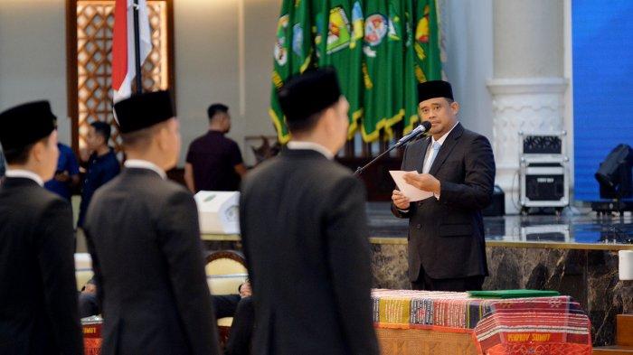 PELANTIKAN- Gubernur Sumut Bobby Nasution saat bersalaman dengan 60 pejabat eselon III yang baru dilantik, Jumat (4/7/2025). 