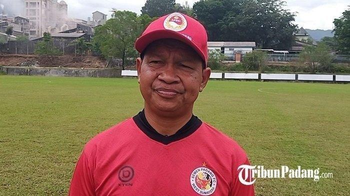 PELATIH PSMS- Pelatih Delfi Adri ketika menangani Semen Padang. Delfi Adri mengaku sudah komunikasi dengan PSMS Medan. 