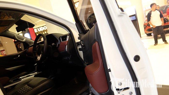 Pengunjung melihat mobil saat peluncuran model mobil New Nissan Terra di Sun Plaza Medan, Sabtu (15/7/2023). New Nissan Terra menjadi andalan Nissan di kelas Sport Utility Vehicle (SUV) yang dilengkapi rangkaian teknologi cerdas Nissan Intelligent Mobility.