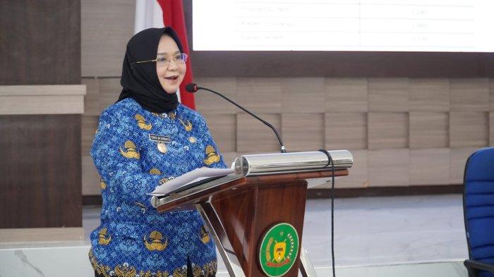 TIORITA BR SURBAKTI: Wakil Bupati Langkat, Tiorita Br Surbakti saat menggelar forum komunikasi implementasi strategi pelaksanaan UHC tahun 2025 di ruang Pola Kantor Bupati Langkat, Sumatera Utara, Selasa (18/3/2025). Begini nasib Tiorita yang diduga ijazah palsu.