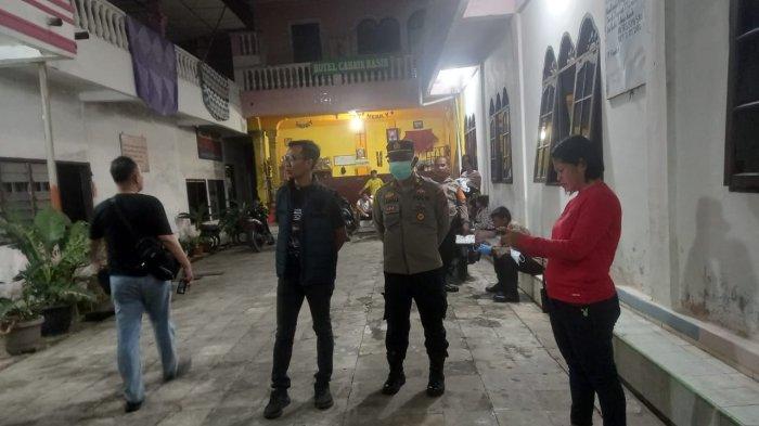 PEMBUNUHAN JULIANA SIHOMBING LUMBANTORUAN - Kamar Lantai 2 Eks-Hotel Cahaya Kasih menjadi TKP pembunuhan Juliana Sihombing alias Maya, kini digaris polisi pada Sabtu (21/6/2025)