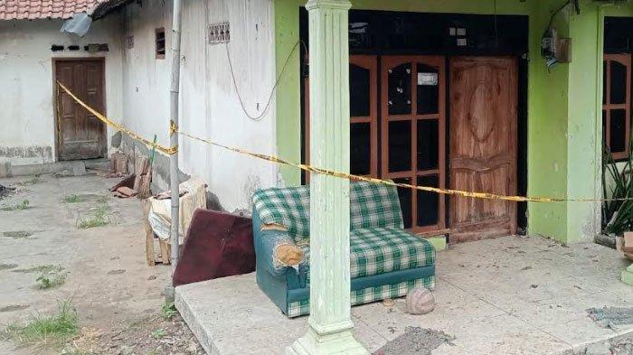 PEMBUNUHAN PRIA JOMBANG - Suasana Dusun Karangtengah, Desa Johowinong, Kecamatan Mojoagung, mendadak mencekam setelah warga menemukan jasad seorang pria dalam kondisi membusuk di sebuah rumah kontrakan. Korban diketahui bernama Lukman (45), asal Desa Catakgayam, Kecamatan Mojowarno.