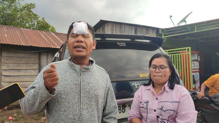 PENCULIKAN ANAK- Rudi Sagala (kiri) didampingi sang istri, boru Sinaga (kanan) saat diwawancarai di kediamannya yang berada di Desa Parbuluan VI Kecamatan Parbuluan Kabupaten Dairi, Kamis (6/2/2025).  