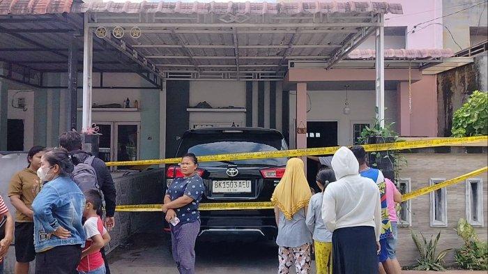PENEMUAN MAYAT- Warga perumahan Komplek Nicoland di Jalan Jaya Tani, Kelurahan Kwala Bekala, Kecamatan Medan Johor, Kota Medan, histeris adanya penemuan mayat seorang wanita tergeletak bersimbah darah di tempat tidur. Jum'at (11/7/2025)