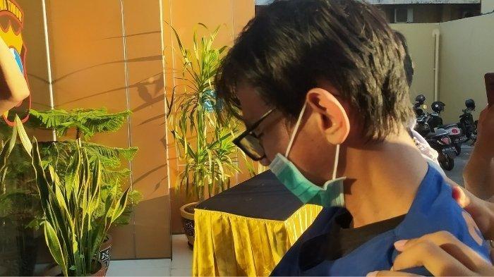 AP (29) sosok pria yang meneror wanita idamannya selama 10 tahun sejak masih SMP dengan pesan post a picture (PAP) foto alat kelamin melalui direct message (DM) medsos x.com atau Twitter, hingga beritanya viral, digelandang ke Gedung Ditreskrimsus Mapolda Jatim.