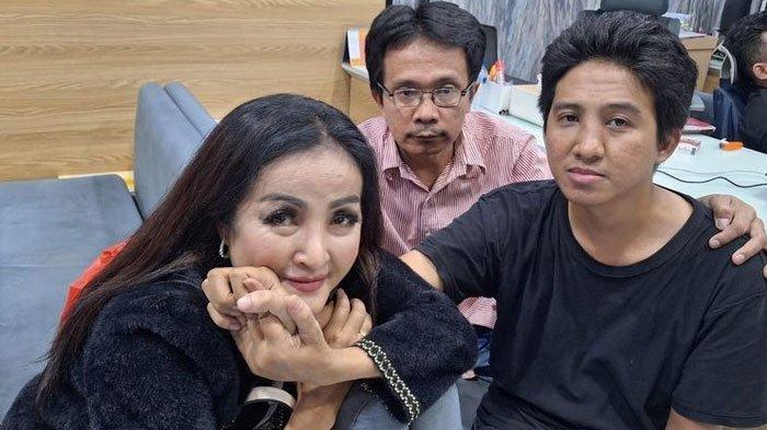 Machica Mochtar saat temui anaknya, Iqbal Ramadhan, di Polda Metro Jaya, Jumat (23/8/2024).