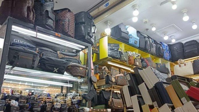 Pemandangan Tas branded KW yang dijual di ITC Mangga Dua, Jakarta Utara, saat datangi Kompas.com, Rabu (29/3/2023).