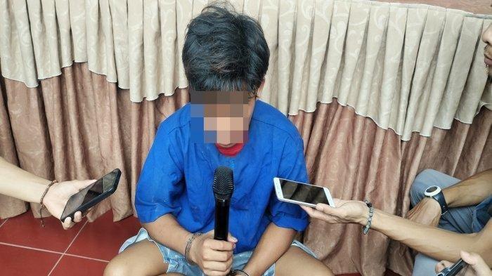 DS (18) tersangka perampokan yang membunuh Owner Kopi Selangit dihadirkan dalam rilis tersangka yang digelar di Polres Musi Rawas, Rabu (15/5/2024).