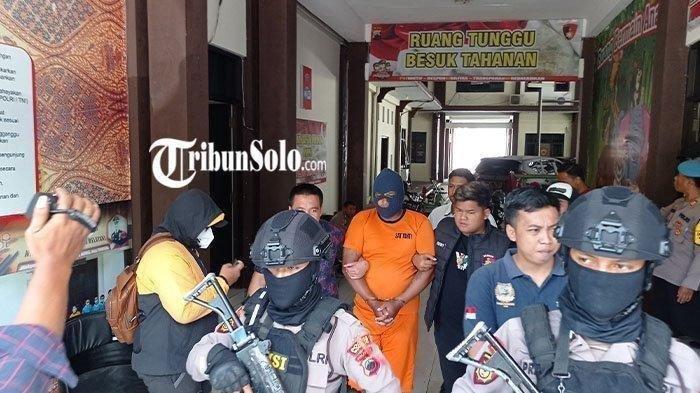 PENGAKUAN Sarmo pelaku pembunuhan berantai yang diamankan Polres Wonogiri, Sabtu (9/12/2023). Sarmo adalah pelaku pembunuhan terhadap Sunaryo warga Wonogiri dan Agung Santoso warga Klaten. (TRIBUN SOLO)