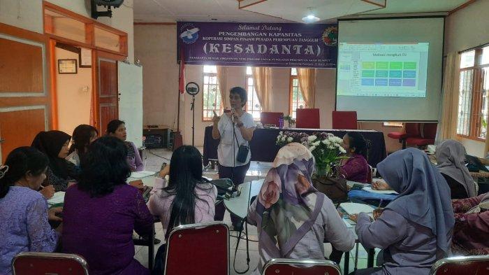 PENGEMBANGAN KAPASITAS - Fasilitator Dina Lumbantobing memandu kegiatan pengembangan kapasitas KESADANTA di Gedung Pusdipra, Sidikalang, Kabupaten Dairi, Senin (24/3/2025).