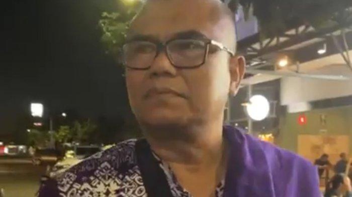 PENUMPANG SAUDI ARABIAN : Otong Zailani salah satu penumpang pesawat Saudi Arabian ketika diwawancarai wartawan bagaimana mereka dievakuasi dan keluar dari dalam pesawat setelah mendarat darurat di Bandara Kualanamu karena ada ancaman bom, Selasa (17/6/2025).