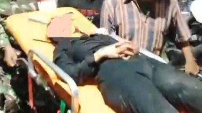 PENUSUKAN DI TEGAL - Seorang wanita digotong oleh warga menggunakan tandu di Kelurahan Keturen, Kecamatan Tegal Selatan, Kota Tegal, Kamis (6/3/2025). Wanita tersebut diduga korban penusukan. (Istimewa/ Medsos)