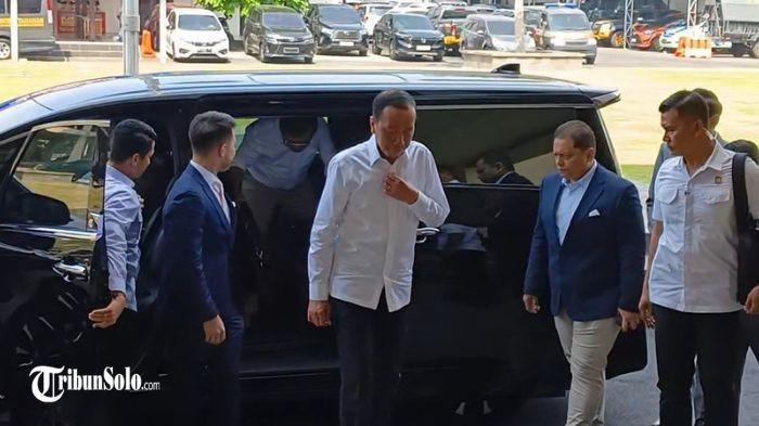 DIPERIKSA DI POLRESTA SOLO - Presiden ke-7 RI Jokowi mendatangi Mapolresta Solo untuk penuhi panggilan penyidik dari Polda Metro Jaya terkait aduan dugaan pencemaran nama baik yang sempat ia layangkan beberapa waktu lalu, Rabu (23/7/2025) siang. Jkowi diperiksa selama 3 jam dan dicecar 45 pertanyaan. Usai pemeriksaan polisi menyita dua ijazah asli Jokowi. 