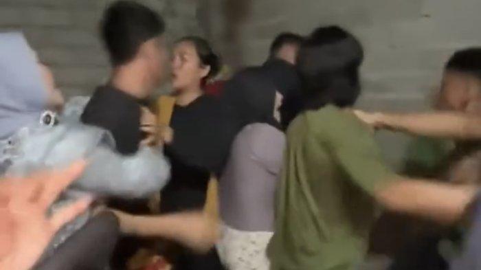 PENGANTIN PRIA DIKEROYOK - Seorang pengantin pria bernama Mamat dikeroyok oleh empat orang pria yang diduga masih keluarga dari mempelai wanita di Parigi, Sulawesi Tengah, pada Rabu (23/4/2025).