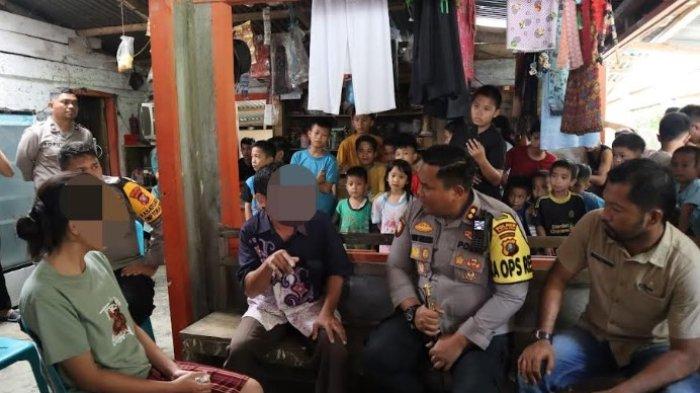 PENYIKSAAN ANAK - Kapolres Nias, AKBP Ferry Mulyana menemui beberapa keluarga NN yang diduga sebagai pelaku penyiksaan bocah di Nias Selatan, Selasa (28/1/2025).