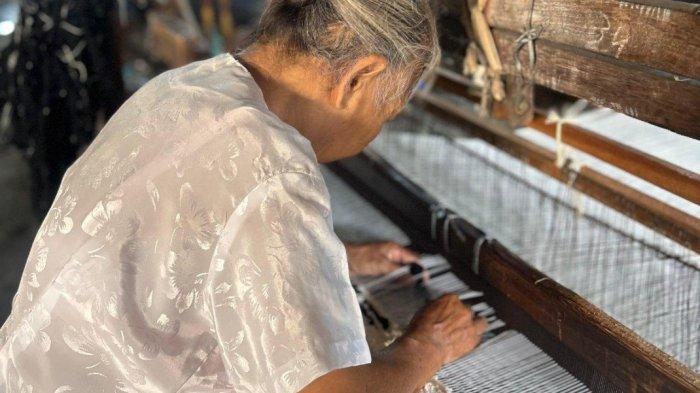 PERAJIN LURIK: Perajin Lurik Pedan Menggunakan Teknik Tradisional dengan Nilai Internasional.