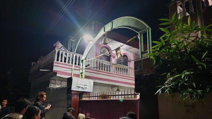 PERISTIWA PEMBUNUHAN - Garis polisi terpasang di salah satu kamar Lantai Dua Bangunan Eks Hotel Cahaya di Pematangsiantar, Sabtu (21/6/2025) malam.