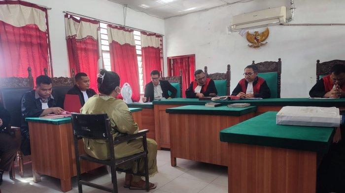 PERSIDANGAN - Terdakwa kasus penipuan Nina Wati mengikuti sidang di Pengadilan Cabang Labuhan Deli, Rabu (16/4/2025).