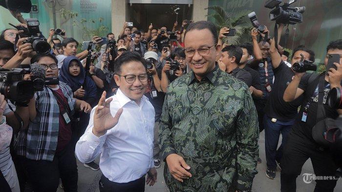 PERTEMUAN ANIES-CAK IMIN DI DPP PKB: Bakal calon Presiden Anies Baswedan berjalan bersama dengan Ketua Umum Partai Kebangkitan Bangsa (PKB) sekaligus calon Wakil Presiden Muhaimin Iskandar sambil melambaikan tangan kepada awak media saat tiba di kantor DPP PKB, Jakarta Pusat, Senin (11/9/2023). (Tribunnews/Jeprima)