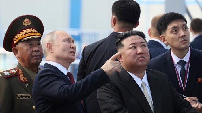 PERTEMUAN PEMIMPIN KORUT KIM JONG UN DAN PRESIDEN RUSIA VLADIMIR PUTIN: Presiden Rusia Vladimir Putin (kiri) dan pemimpin Korea Utara Kim Jong Un (kanan) mengunjungi Kosmodrom Vostochny di wilayah Amur pada 13 September 2023. (TANGKAPAN LAYAR VIDEO VOA)