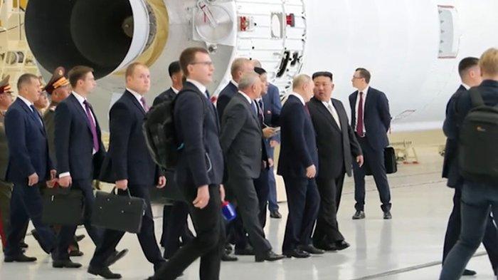 PERTEMUAN PEMIMPIN KORUT KIM JONG UN DAN PRESIDEN RUSIA VLADIMIR PUTIN: Presiden Rusia Vladimir Putin (kiri) dan pemimpin Korea Utara Kim Jong Un (kanan) mengunjungi Kosmodrom Vostochny di wilayah Amur pada 13 September 2023. (TANGKAPAN LAYAR VIDEO VOA)