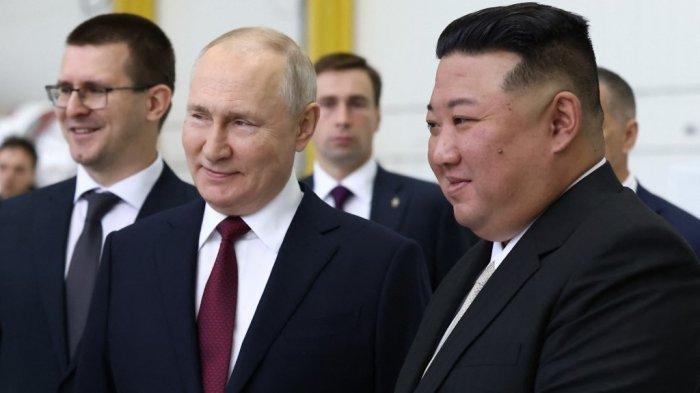 PERTEMUAN KIM JONG UN DAN PUTIN: Presiden Rusia Vladimir Putin (kiri) dan pemimpin Korea Utara Kim Jong Un (kanan) mengunjungi Kosmodrom Vostochny di wilayah Amur pada 13 September 2023. (VLADIMIR SMIRNOV/AFP/VIA TRIBUNNEWS)