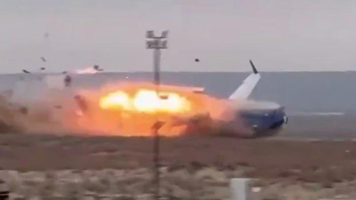 PESAWAT Azerbaijan Airlines Diduga Lakukan Pendaratan Darurat Usai Tabrak Burung, Puluhan Tewas