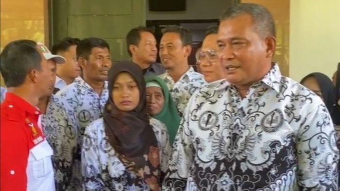 Persatuan Guru Republik Indonesia (PGRI) menyebut guru Supriyani bukan hanya korban dugaan kriminalisasi kasus. Berbagai pihak pun ikut menjadi korban termasuk institusi Kepolisian Republik Indonesia atau Polri gegara ulah segelintir oknum polisi. Hal tersebut disampaikan Ketua Pengurus Besar (PB) PGRI, Abdul Halim Momo, usai sidang vonis bebas guru Supriyani, Senin (25/11/2024). (Samsul/ TribunnewsSultra.com)