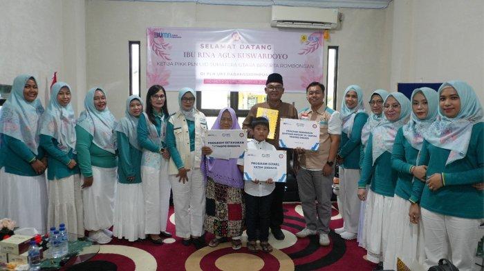 Foto Bersama PIKK, YBP3 Padang Sidempuan dengan penerima manfaat Program Ketahanan Ekonomi, Santunan Yatim Dhuafa dan Pemberian Mushaf Al Qur'an.