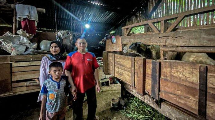 Keluarga Sukirman tinggal di sebuah kandang domba di Kampung Legoknangka, RT 02 RW 09 Desa Campakamekar, Kecamatan Padalarang, Kabupaten Bandung Barat (KBB), Jawa Barat, Sabtu (3/2/2024).