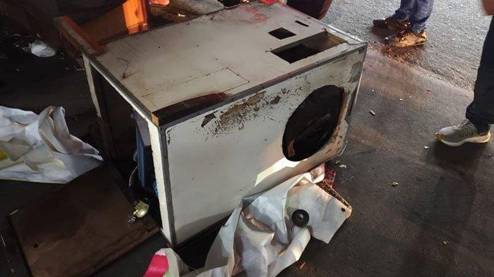 DIPERAS USAI DITABRAK: Kondisi gerobak teh Solo milik korban yang dirusak oleh pelaku kekerasan di Paninggilan, Ciledug, Jumat (14/2/2025). Uang dagangannya juga dirampas