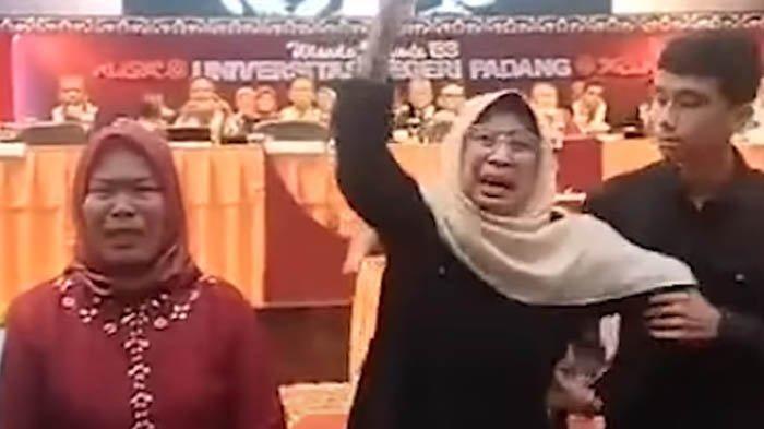 PILU Tangis Ibu Siska Afrina, Korban Tewas Erupsi Gunung Marapi, Bawa Foto Wakilkan Anak Wisuda