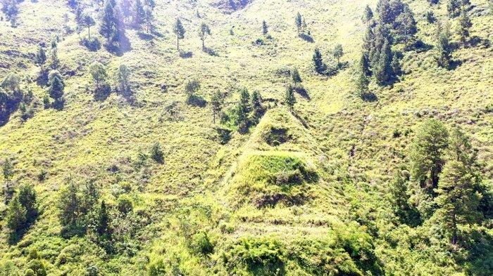 PIRAMID TOBA: Menkomarves Luhut Binsar Pandjaitan mengunjungi Kabupaten Toba, Sumatera utara, pada Sabtu (23/9/2023) hingga Minggu (24/9/2023). Adapun kunjungan Menko Luhut ini untuk melihat keberadaan lokasi Piramid Toba. (FB)