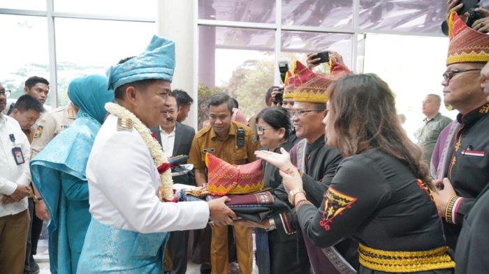DISAMBUT DENGAN ADAT PAKPAK: Bupati Pakpak Bharat Franc Bernhard Tumanggor dan jajarannya dari Pemkab Pakpak Bharat menyambut kedatangan Penjabat Gubernur Sumatera Utara, Mayjen TNI (Purn) Hassanudin bersama istri di Kantor Gubernur Sumatera Utara, Medan, Selasa (5/9/2023). (Diskominfo)