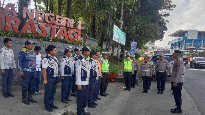 PLH Kapolres Tanah Karo AKBP Oloan Siahaan (kanan), memimpin apel persiapan pengecekan jalur lalulintas menjelang pelaksanaan Festival Bunga dan Buah Karo, Rabu (3/7/2024).